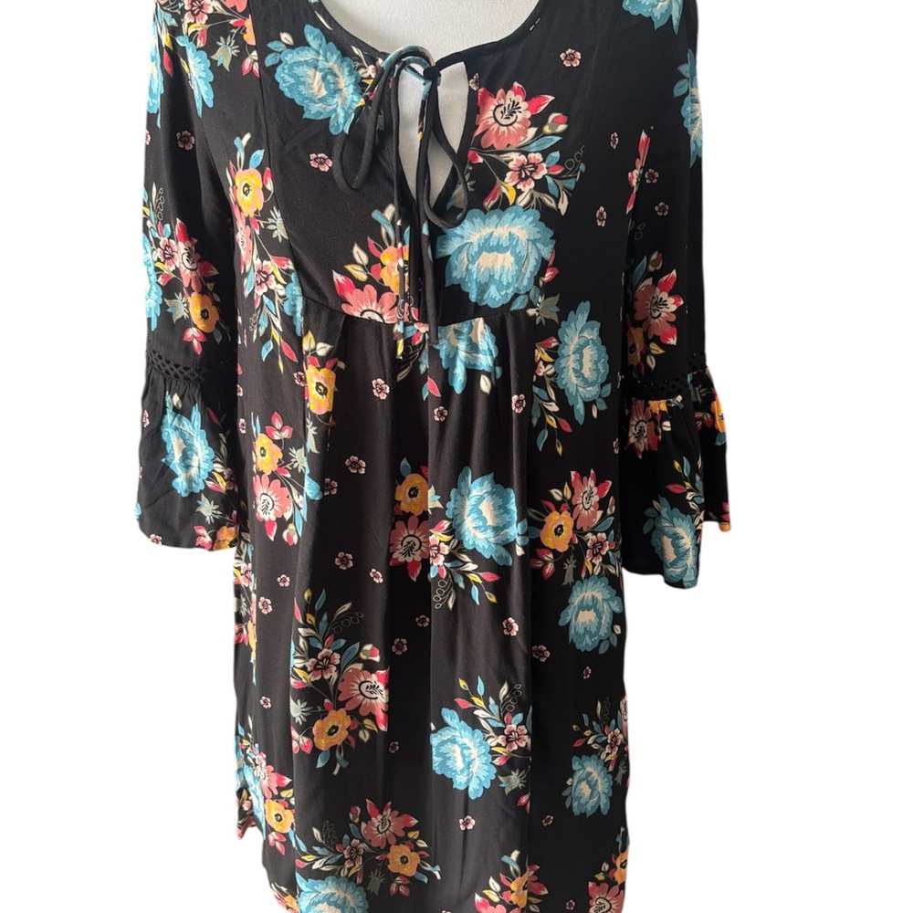 Arizona Jeans Top Black with flowers
 With a bell sleeve 
Super Cute - Picture 2 of 4